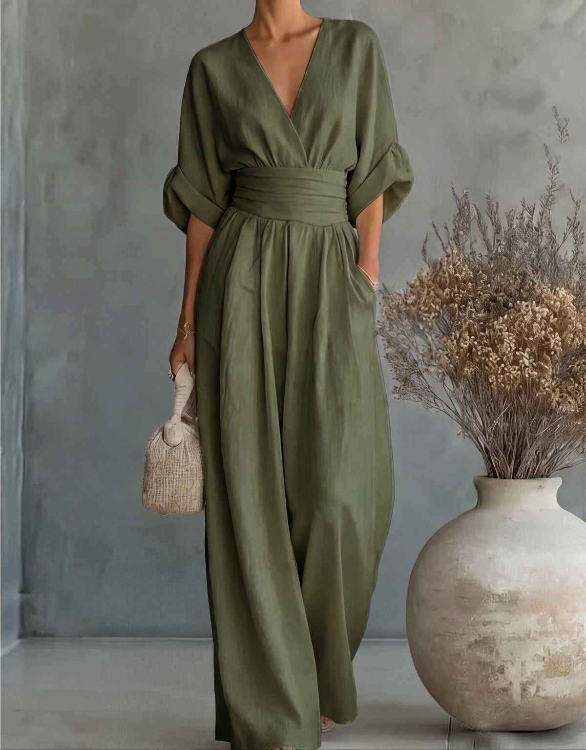 Alessia™ | Mono elegante de escote en V y pierna ancha