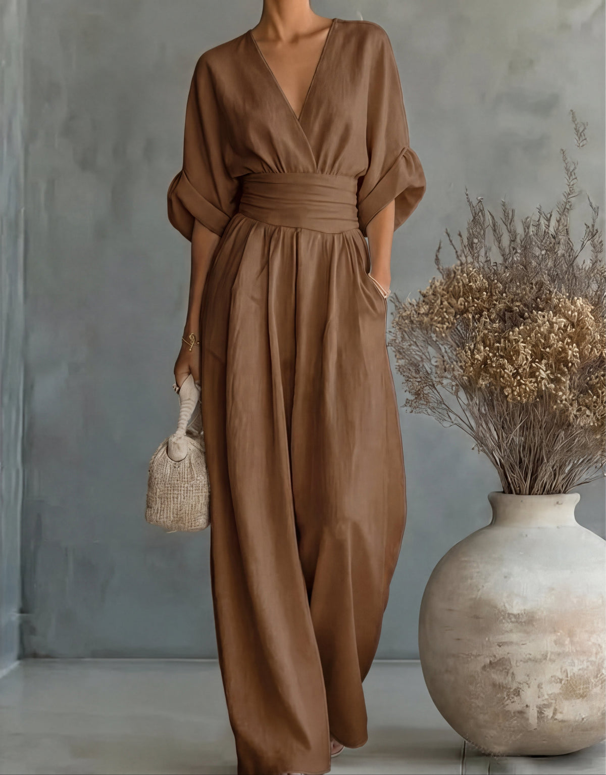 Alessia™ | Mono elegante de escote en V y pierna ancha