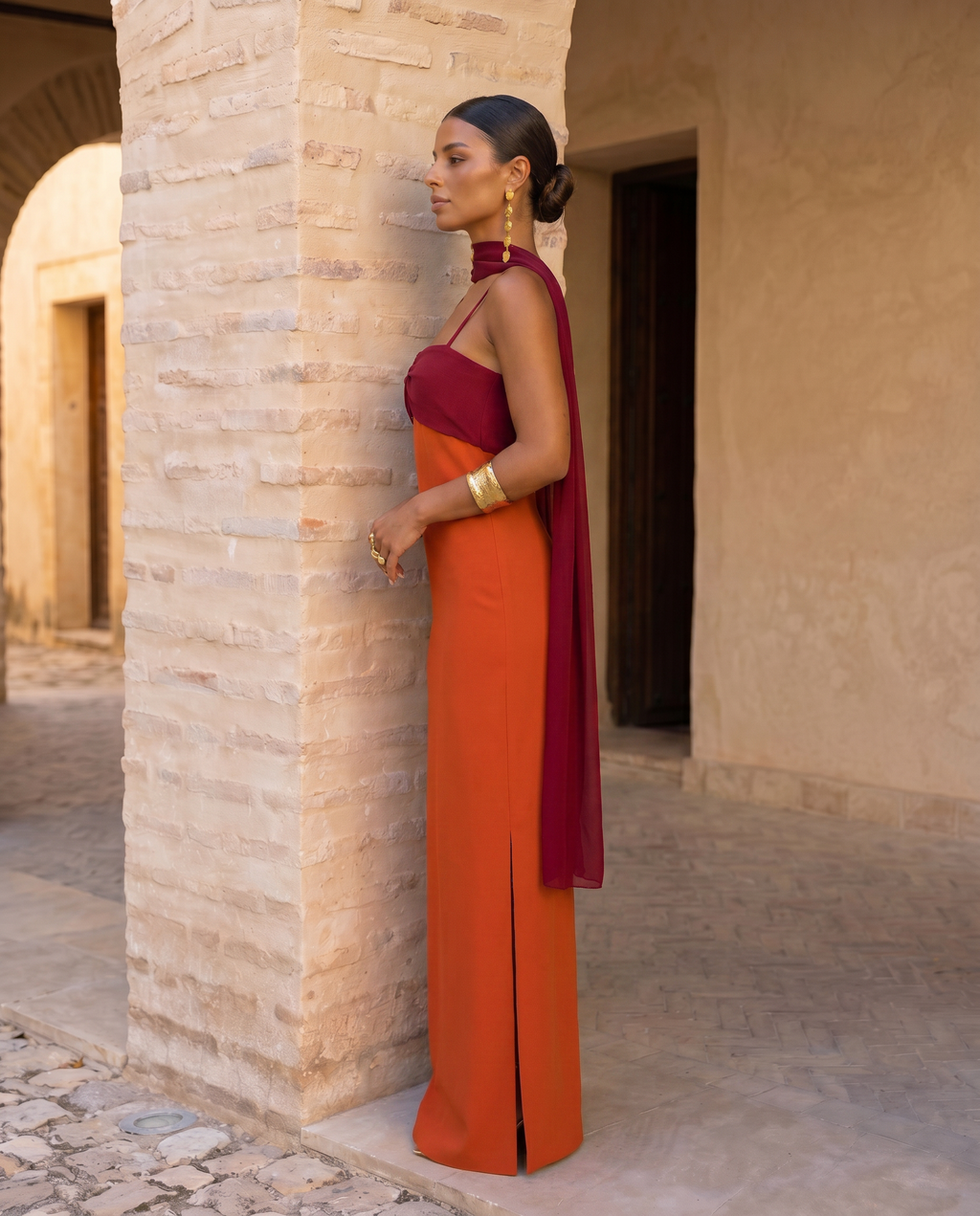 Sara™ | Vestido naranja con escote rojo