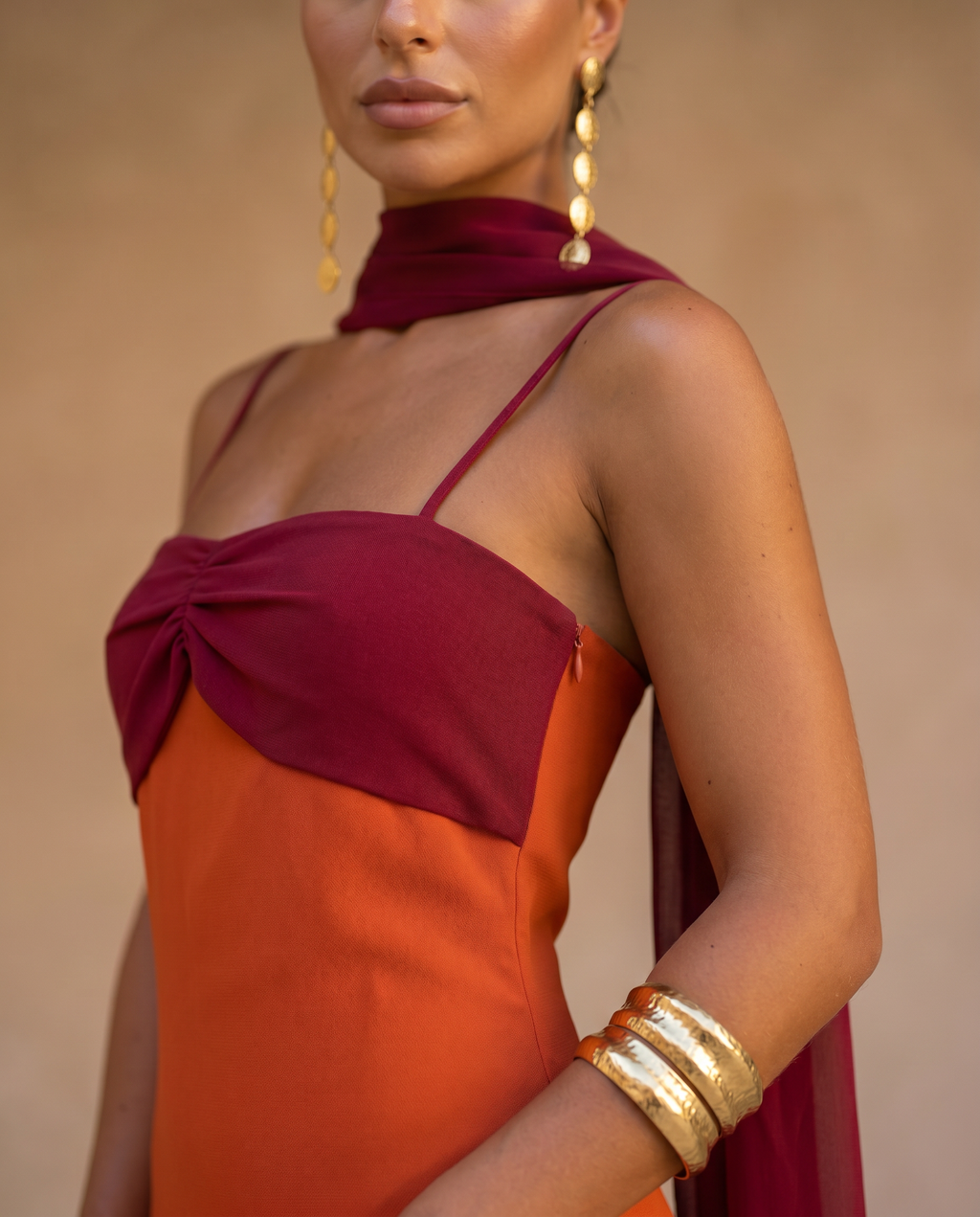 Sara™ | Vestido naranja con escote rojo